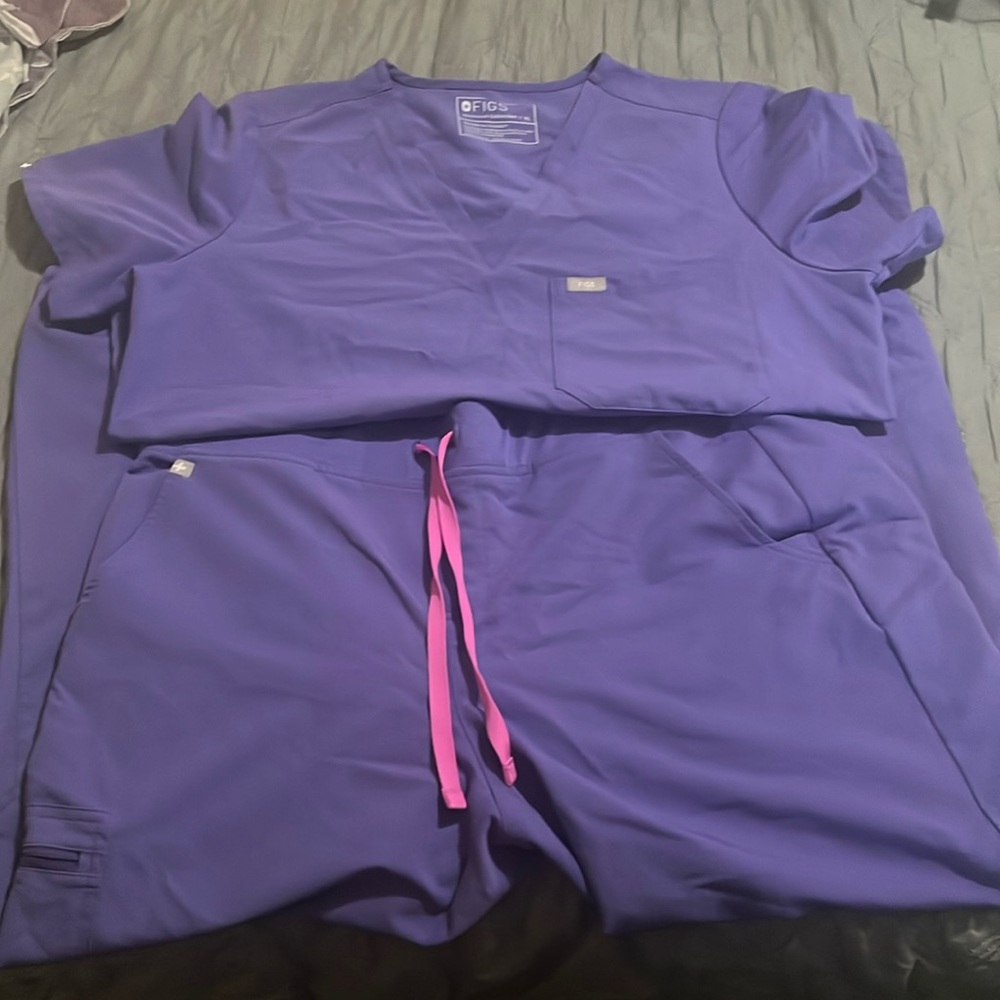 Women’s Figs color Amethyst Top is XL bottom XL